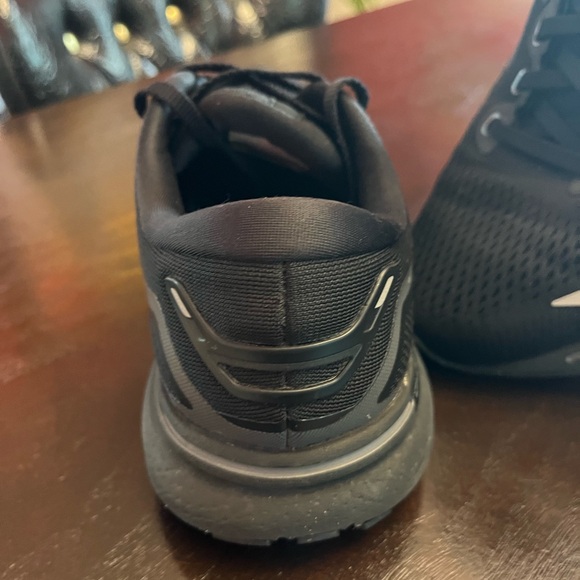 Brooks Ghost Size 8.5 - Picture 4 of 7